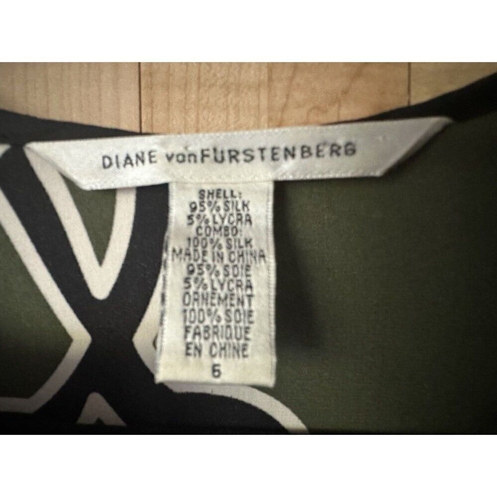 DIANE VON FURSTENBERG Green & Black Floral Silk Nadine Shift Blouse Size 6 - Picture 3 of 3